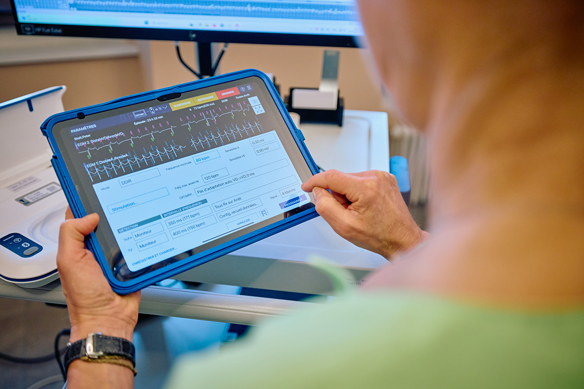 Contrôles de stimulateurs / défibrillateurs cardiaques Contrôles de stimulateurs / défibrillateurs cardiaques